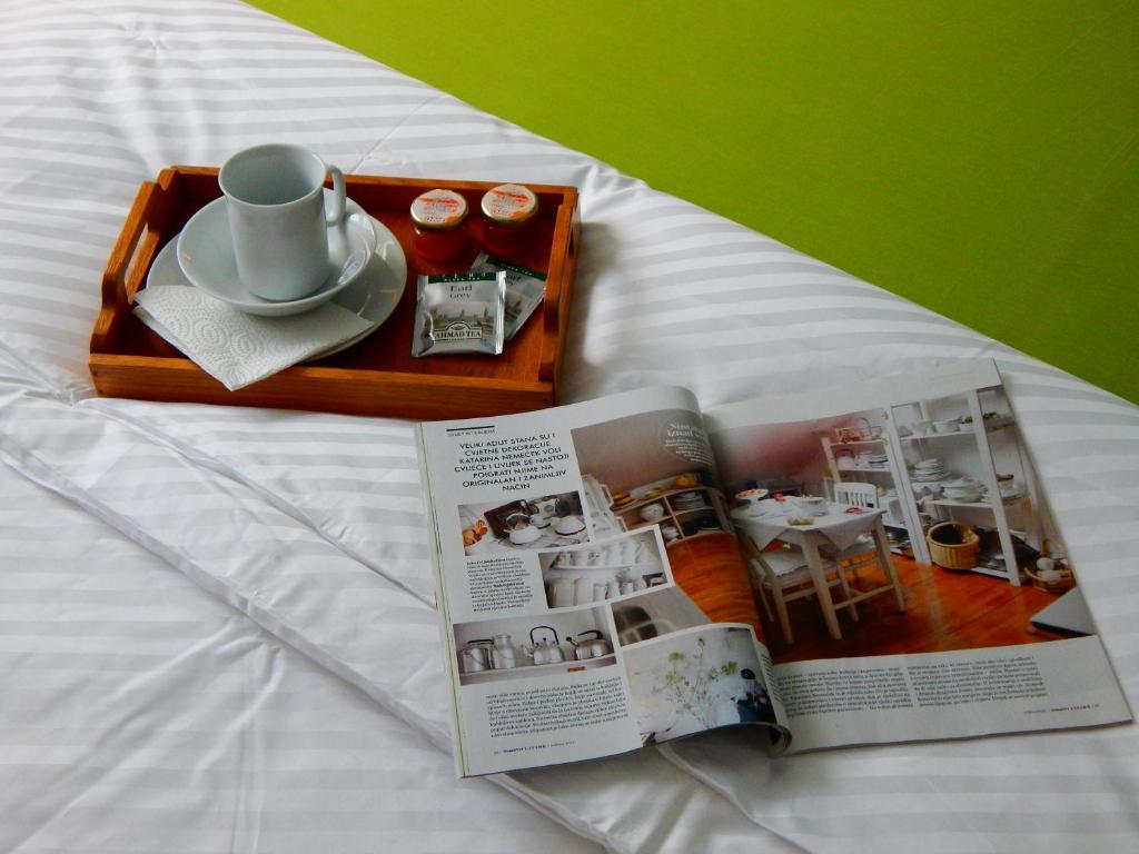 Zestaw do parzenia kawy i herbaty w obiekcie Apartments & Rooms Marinka