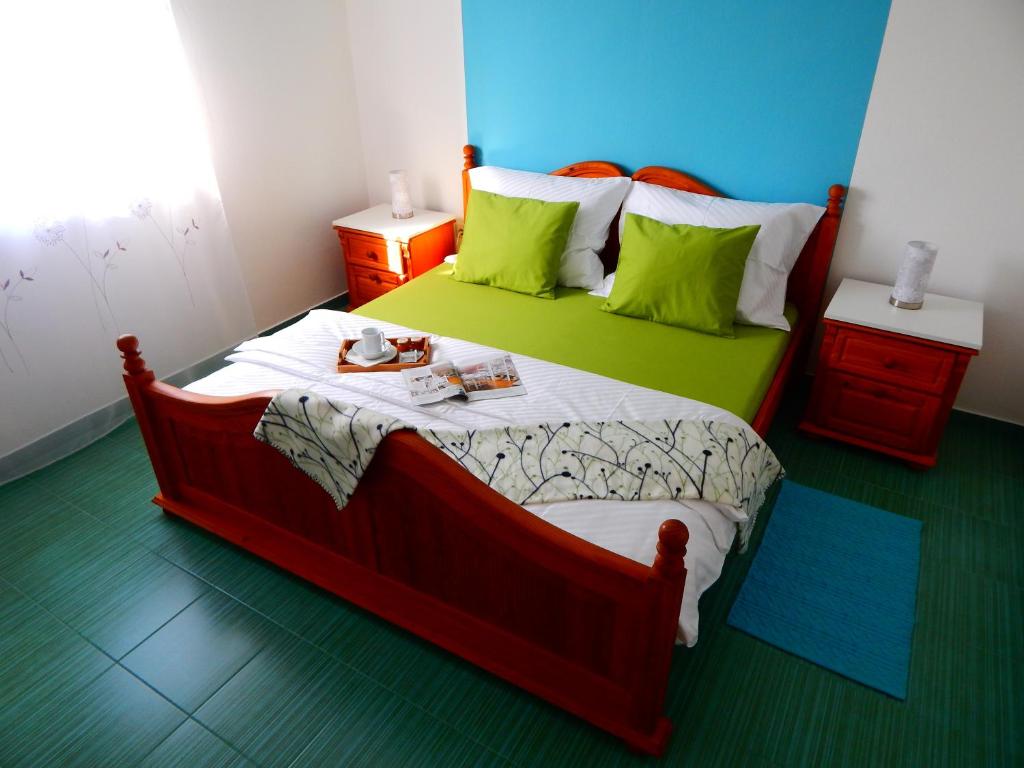 Łóżko lub łóżka w pokoju w obiekcie Apartments & Rooms Marinka