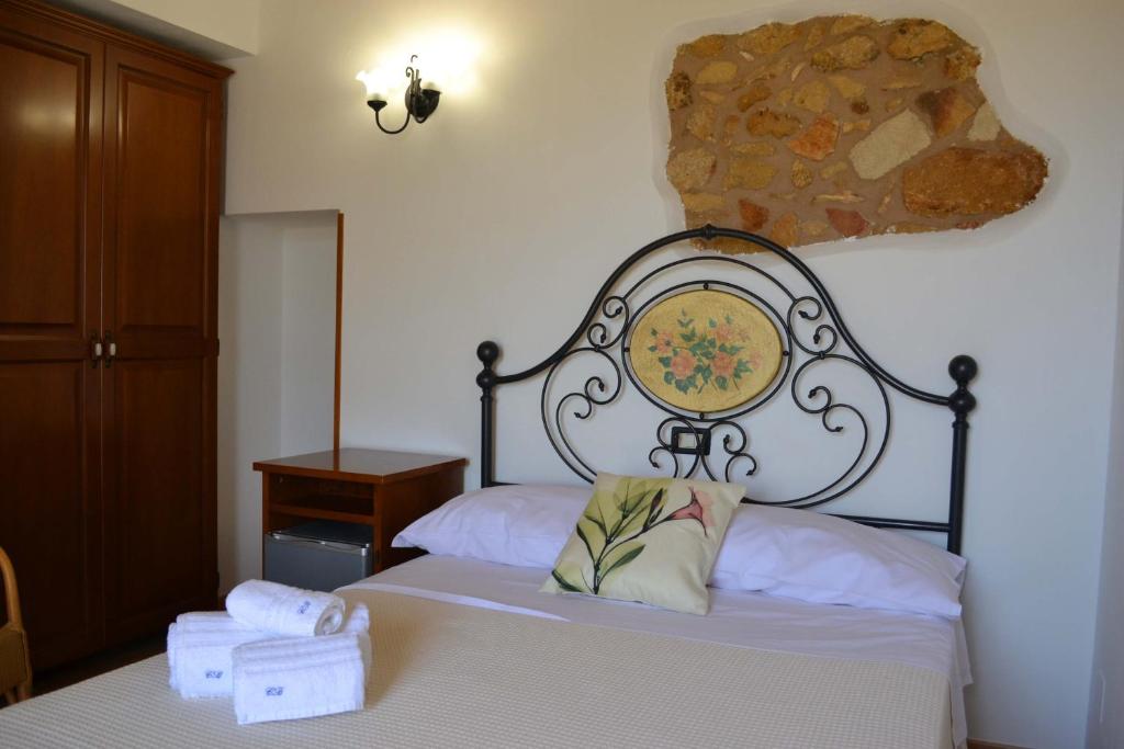 Postel nebo postele na pokoji v ubytování HOTEL Cala Buguto