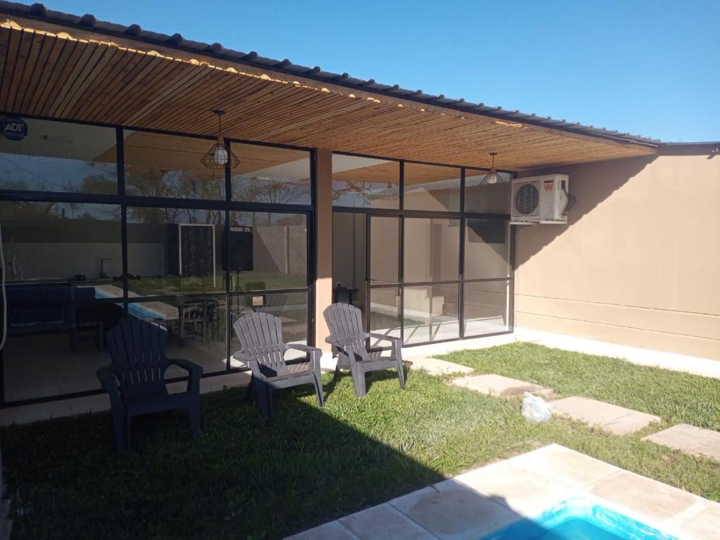 patio con 2 sillas, mesa y TV en CASA TIPO CHALET SALTA en Salta