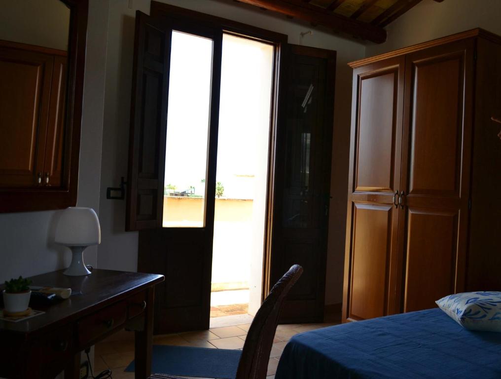 Postel nebo postele na pokoji v ubytování HOTEL Cala Buguto