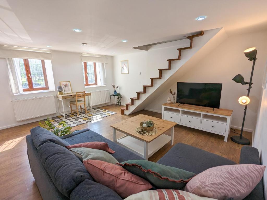 un soggiorno con divano e TV di Stylish 2-Bedroom Apartment in Central Budapest a Budapest
