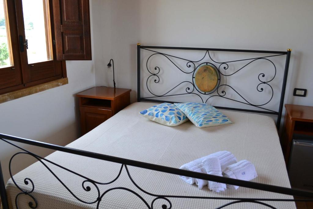 Postel nebo postele na pokoji v ubytování HOTEL Cala Buguto