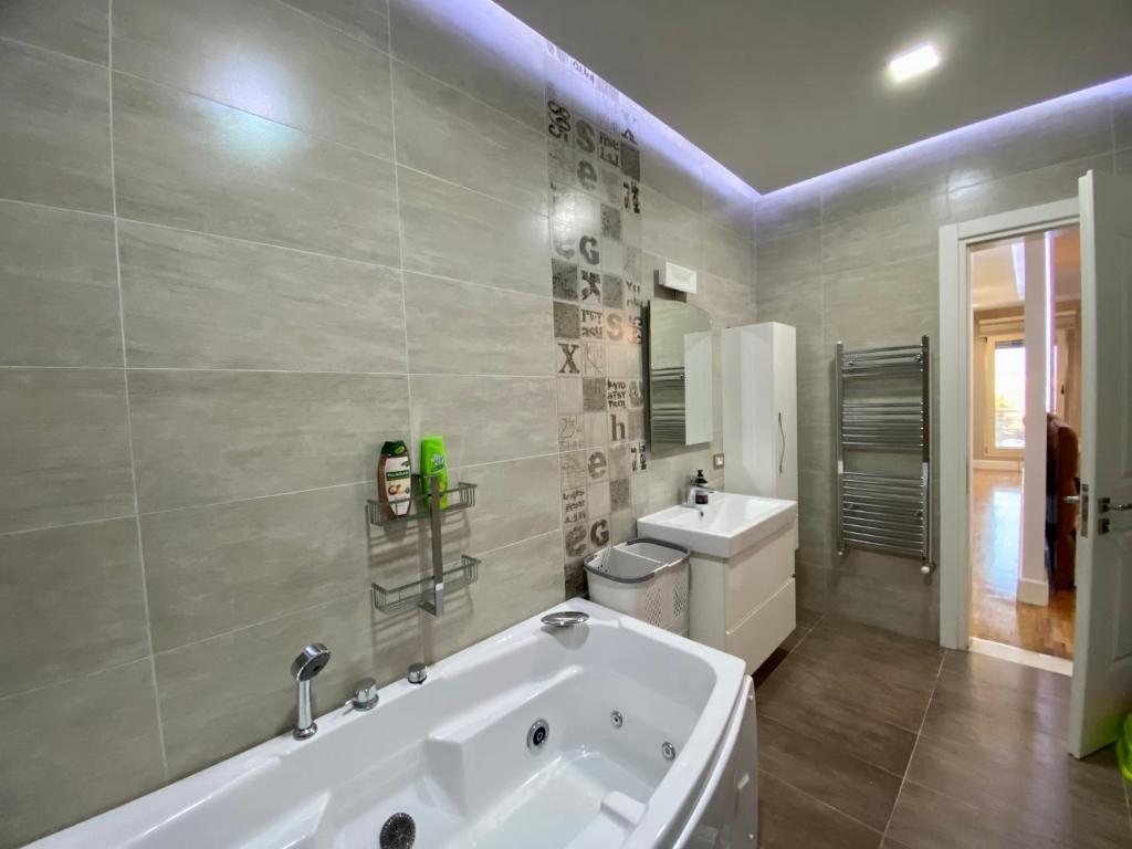 Reina Suite - Image 8