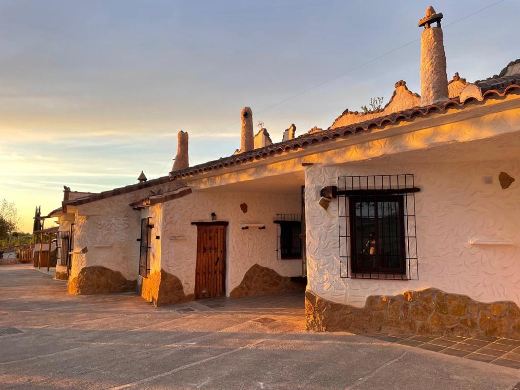 un edificio antiguo con una ventana en el costado en Cuevas El Atochal Orígenes, en Gor