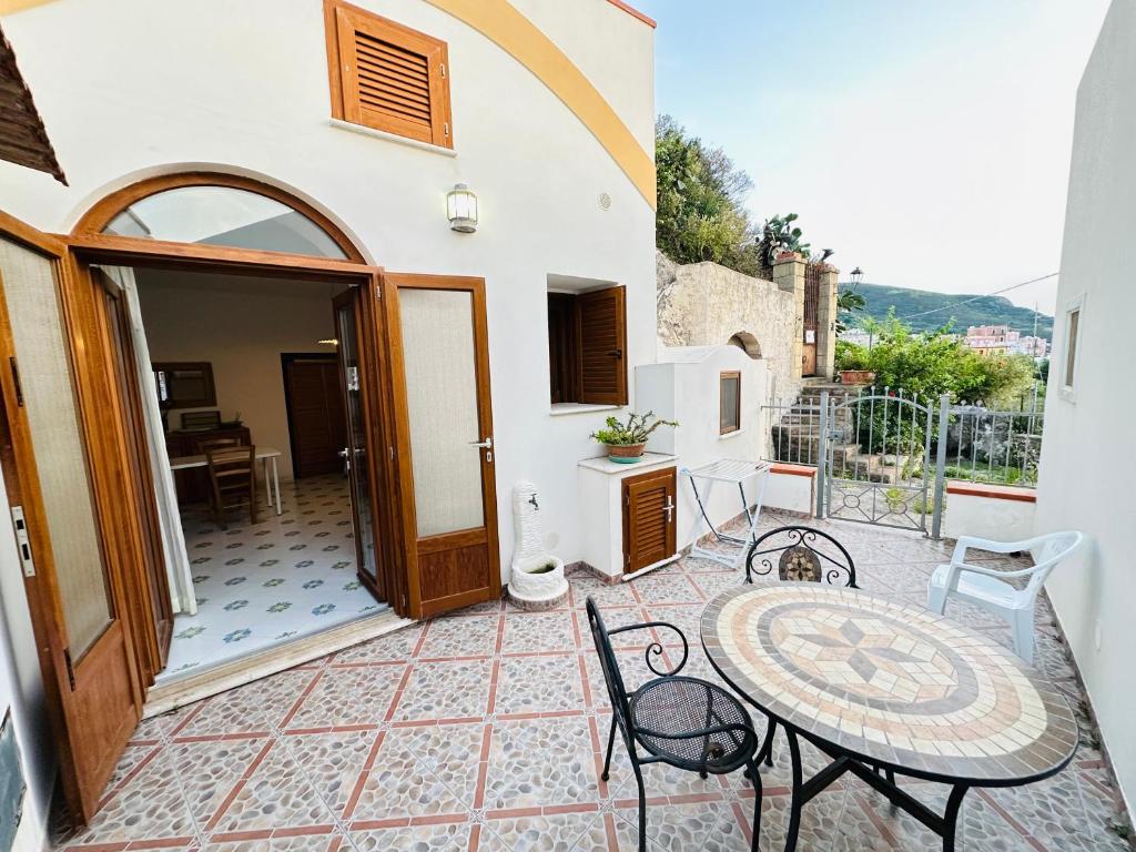 a patio with a table and chairs on a balcony at La Donzella - Immobilevante in Ponza