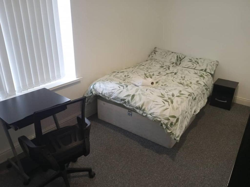 a bedroom with a bed and a desk and a desk at Ensuite double-bed (R4) close to Burnley city centre in Burnley