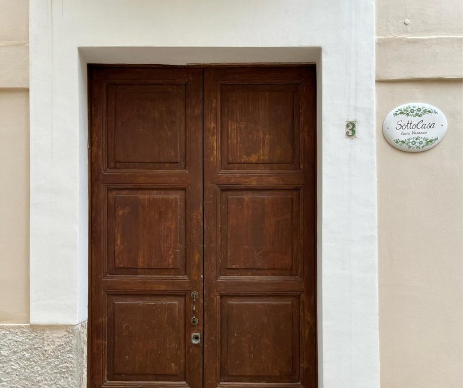 a wooden door on the side of a building at SottoCasa Casavacanze in Canosa di Puglia