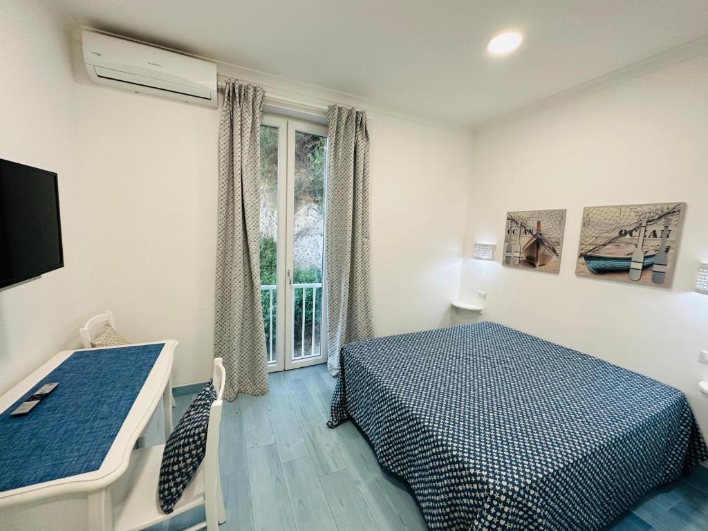 a bedroom with a bed and a window at Sky Ponza - Immobilevante in Ponza