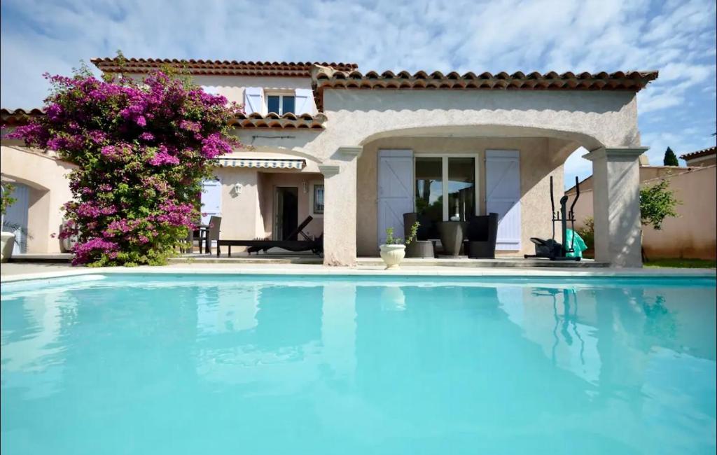 a large swimming pool in front of a house at L'Hacienda, Haut de villa de deux chambres, avec salle de bain et toilettes WC privative in Fréjus