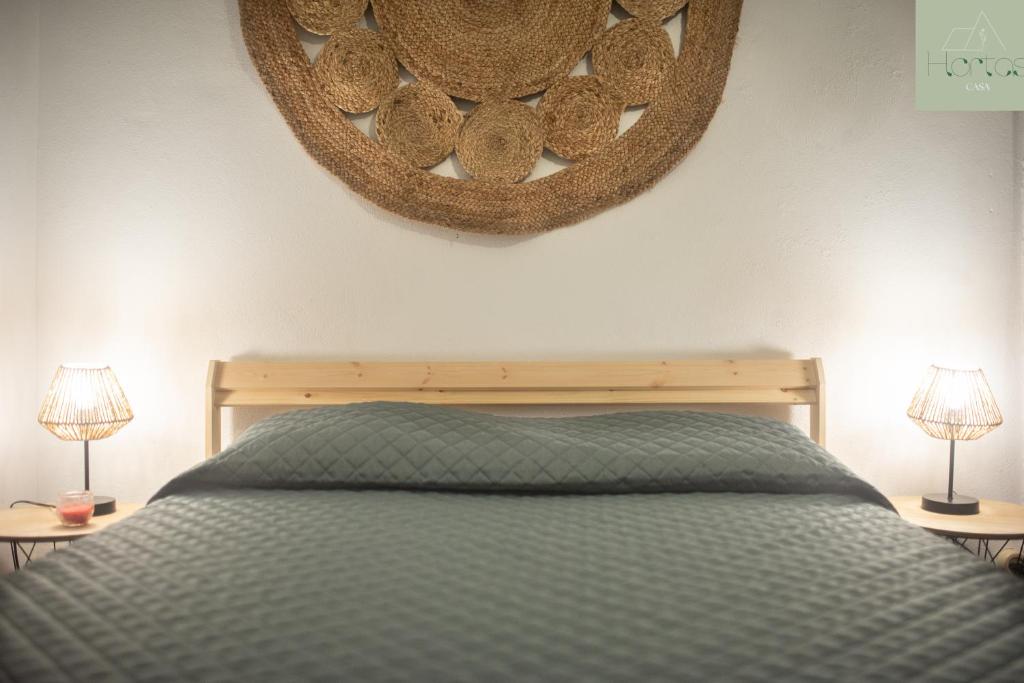 ein Schlafzimmer mit einem Bett und einem Spiegel an der Wand in der Unterkunft Casa das Hortas in Vila Franca do Campo