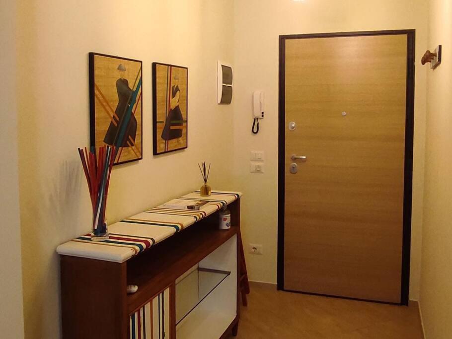 Habitación con escritorio y puerta con pinturas. en La Casetta tra Chianti e Firenze en Scandicci