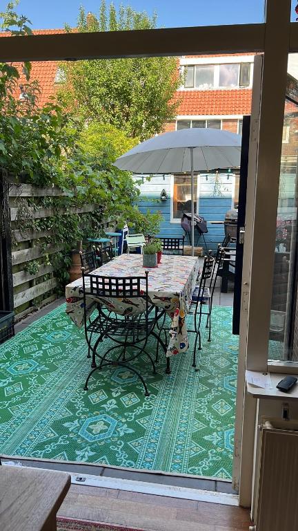 Bazén v ubytování BeBaBops Homestay Utrecht nebo v jeho okolí