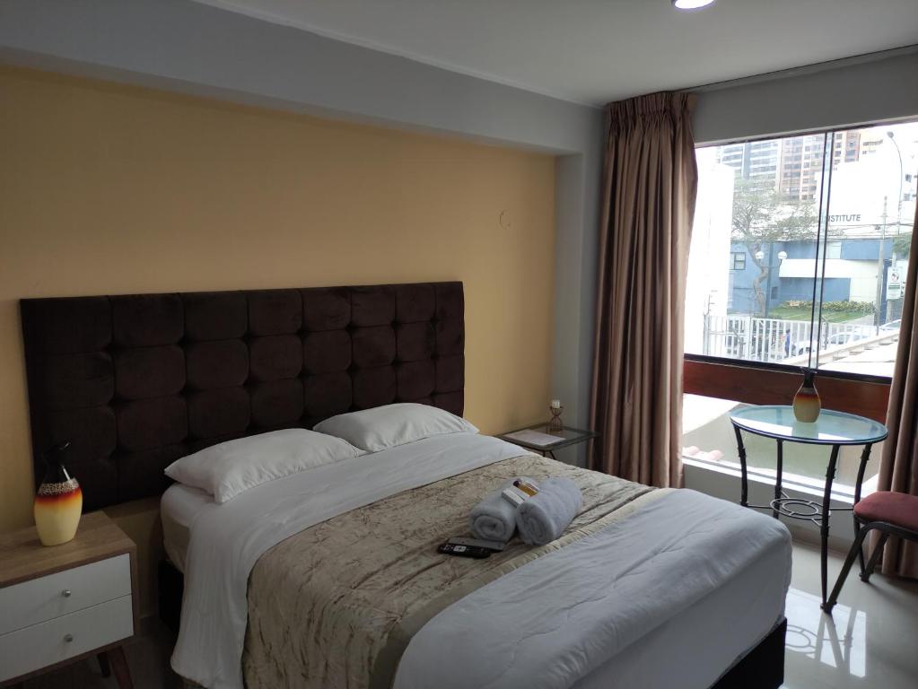 リマにあるInti Llaqta Hotel & Suitesのベッドルーム(ベッド1台、動物の詰め物付)