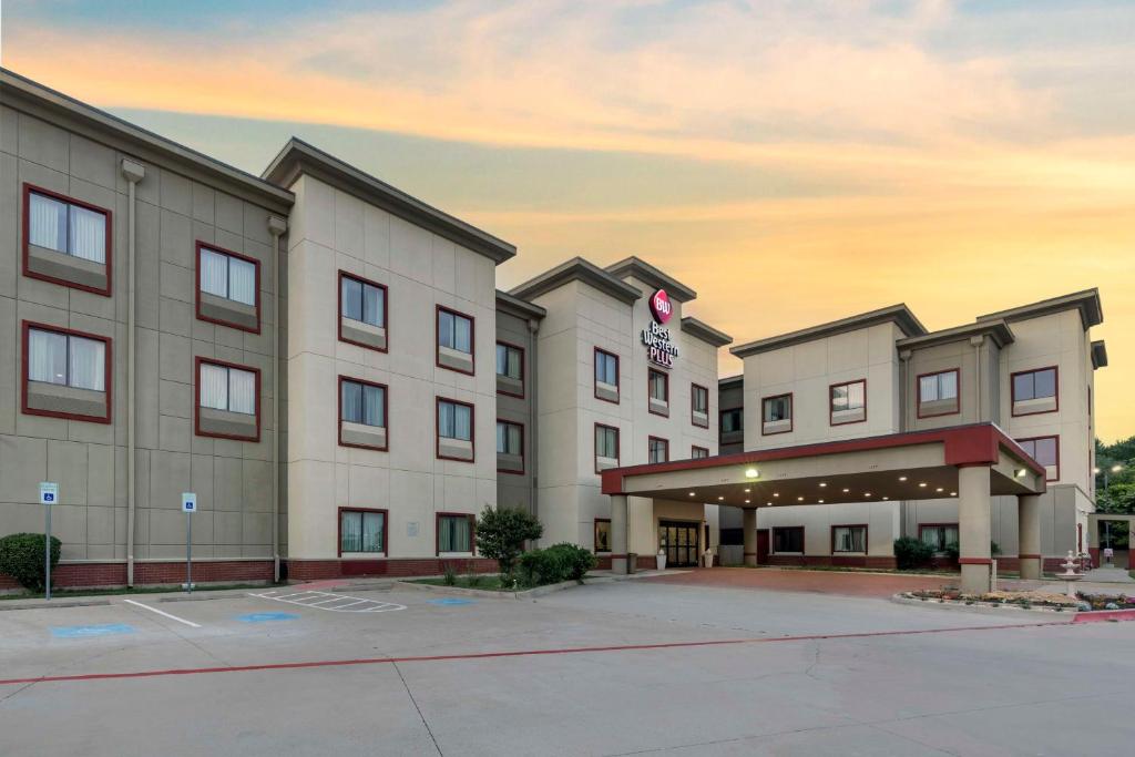 eine Darstellung der Vorderseite eines Hotels in der Unterkunft Best Western Plus Texoma Hotel & Suites in Denison