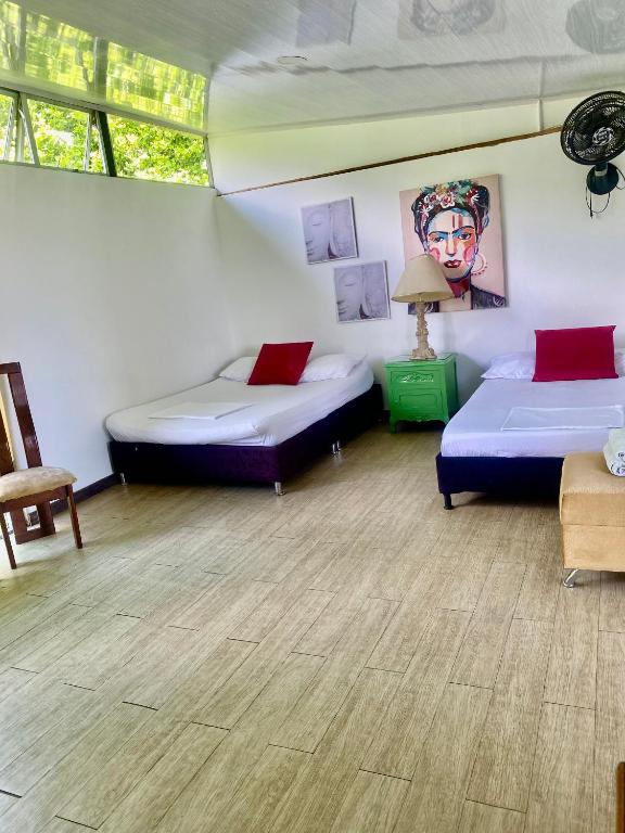 Postel nebo postele na pokoji v ubytování Cabaña Tierra Verde eje Cafetero