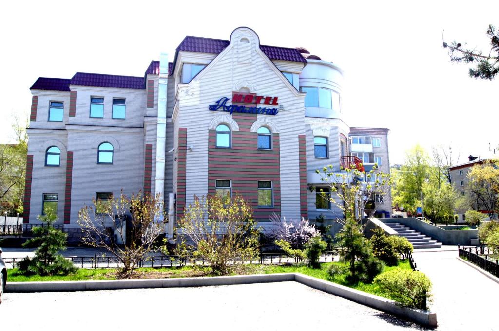ハバロフスクにあるAfalina Hotelの表札のある建物
