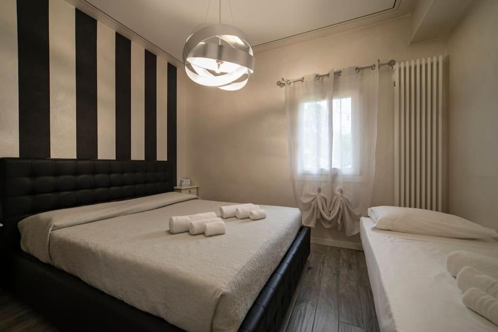 Montecolo Bay 1 في Pilzone: غرفة نوم بسريرين عليها مناشف