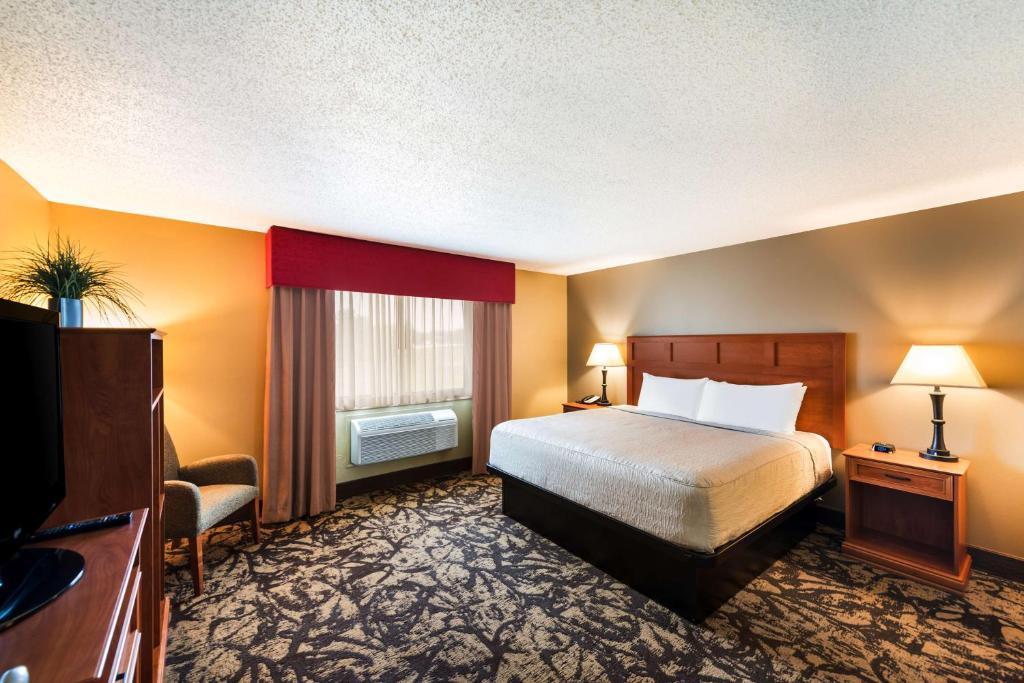 Postel nebo postele na pokoji v ubytování Best Western Derby Inn