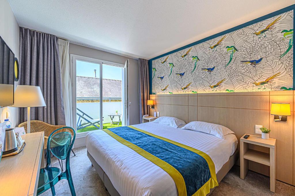 una camera d'albergo con letto e scrivania di Best Western Plus Hôtel Vannes Centre Ville a Vannes