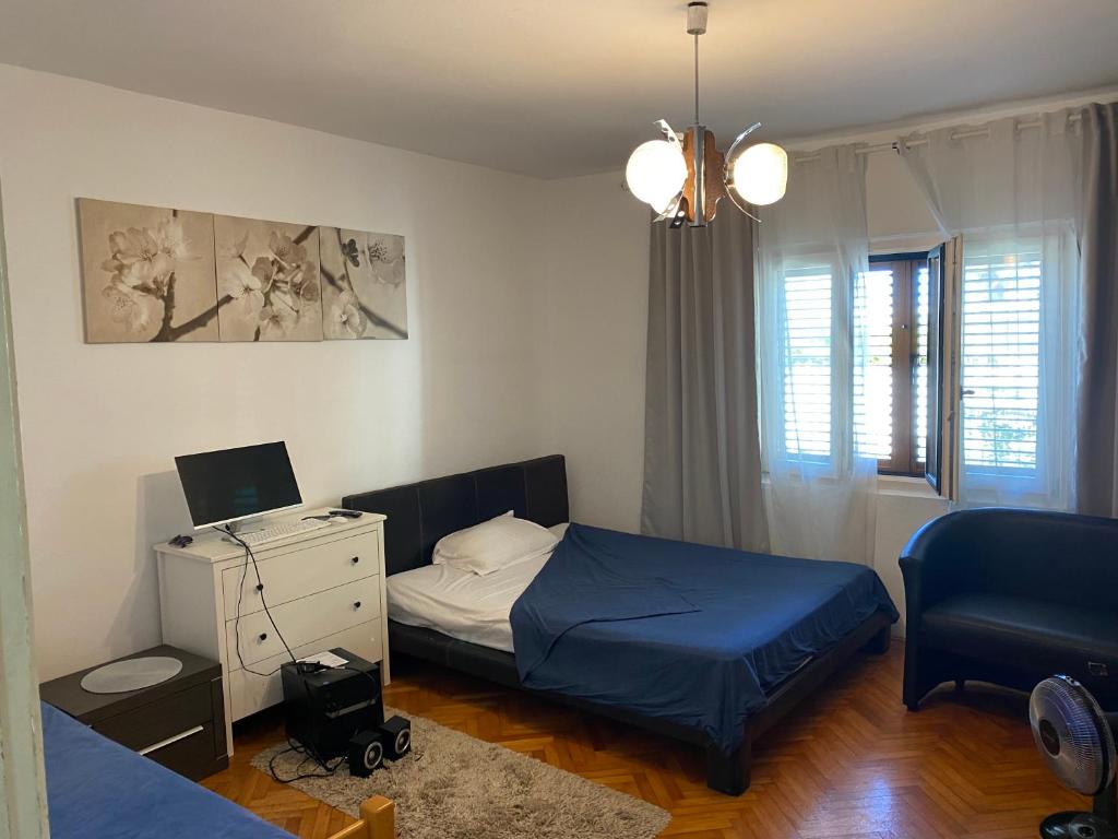 a bedroom with a bed and a desk with a computer at Lavender Vacation Home, Bar in Bar