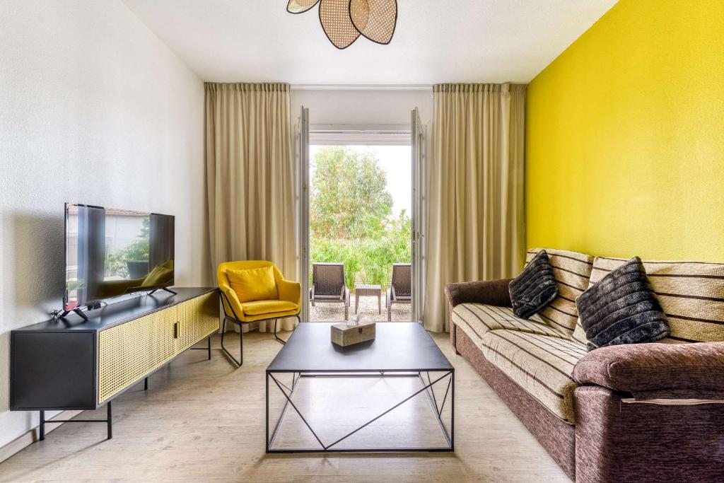 TV a/nebo společenská místnost v ubytování Sure Hotel by Best Western Beziers Le Monestie