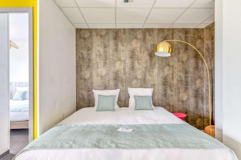 Postel nebo postele na pokoji v ubytování Sure Hotel by Best Western Beziers Le Monestie