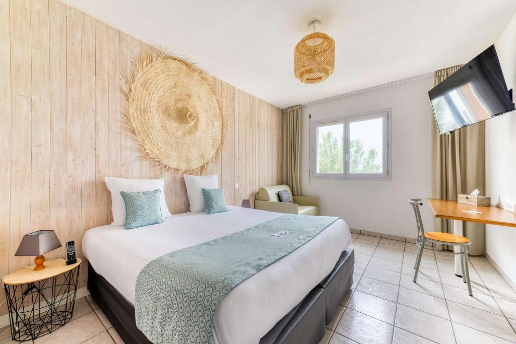 Postel nebo postele na pokoji v ubytování Sure Hotel by Best Western Beziers Le Monestie