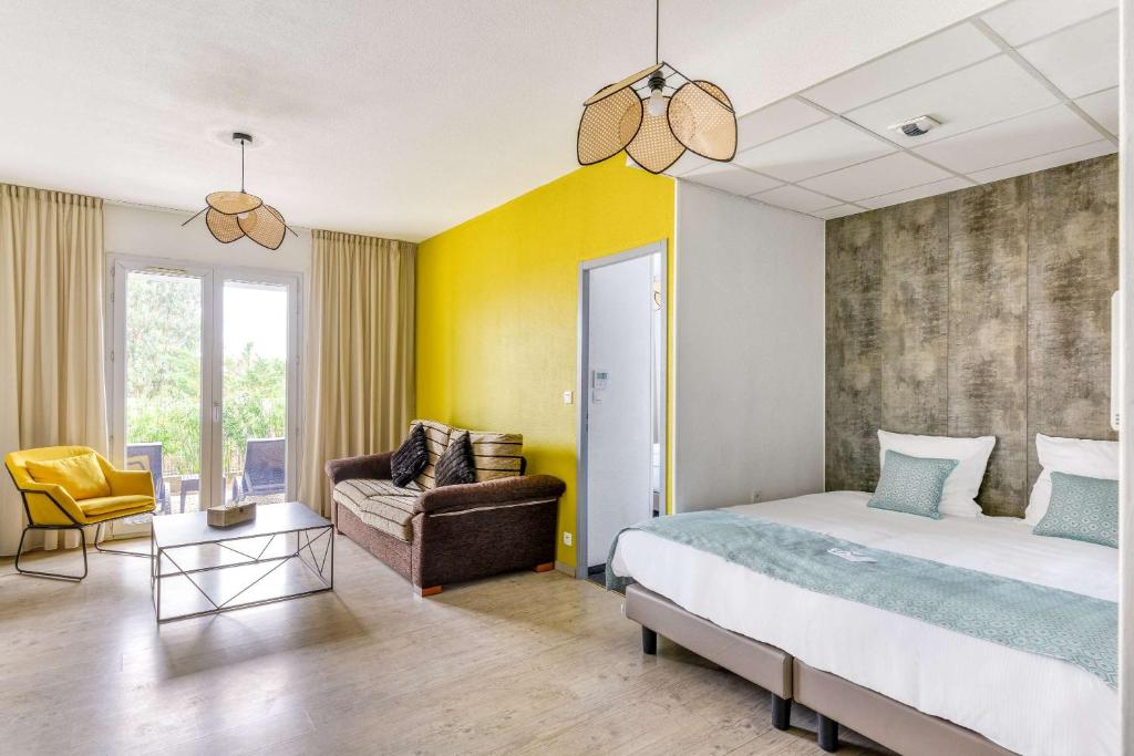 Postel nebo postele na pokoji v ubytování Sure Hotel by Best Western Beziers Le Monestie