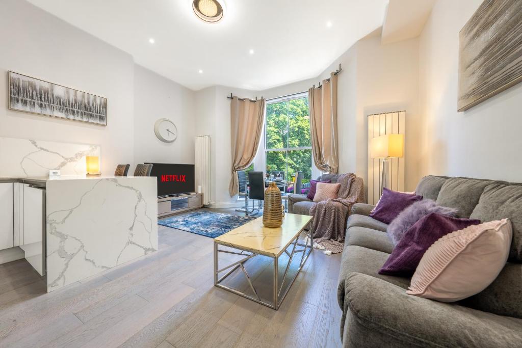 En sittgrupp på Modern 3 and 2 bedroom flat in central london with full AC