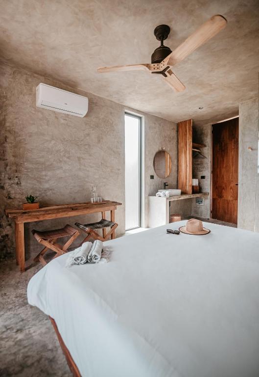 Una cama o camas en una habitación de Dos Mares Barefoot Luxury