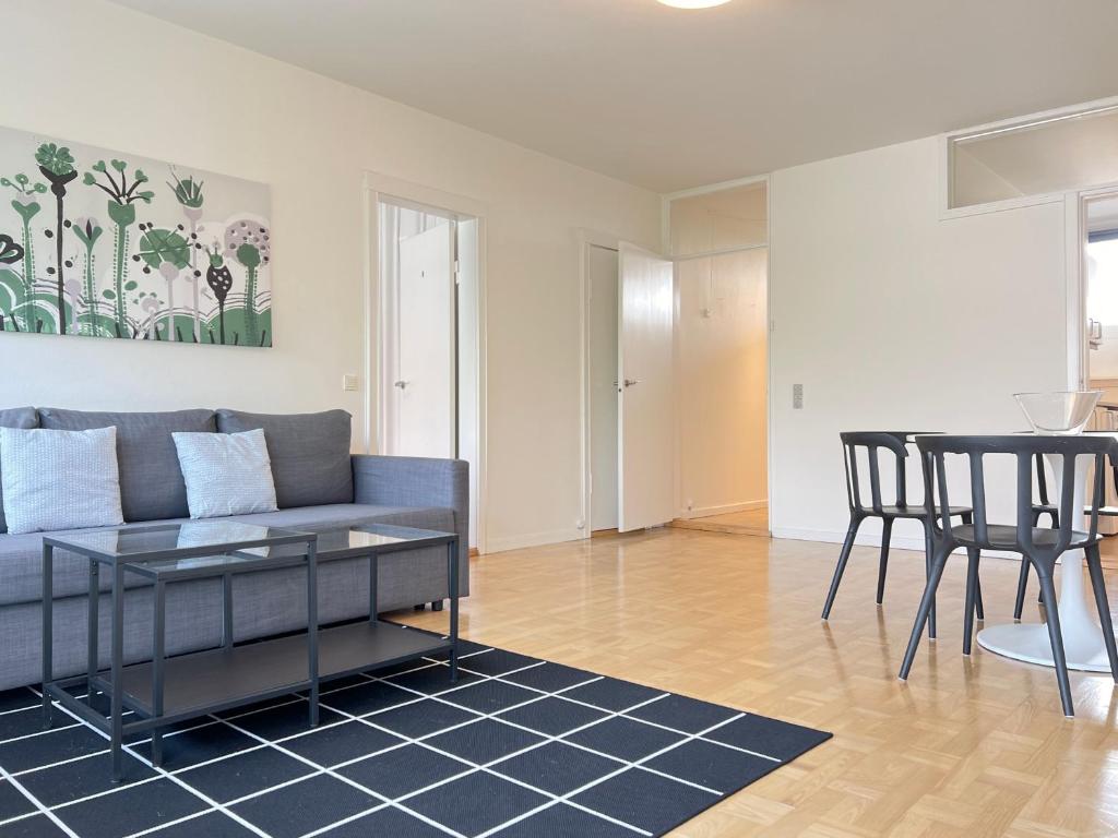 salon z kanapą i stołem w obiekcie One Bedroom Apartment In Valby, Langagervej 64, 2 w Kopenhadze