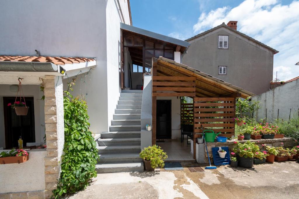 dom ze schodami prowadzącymi do budynku w obiekcie Apartment Preko 8179b w mieście Preko