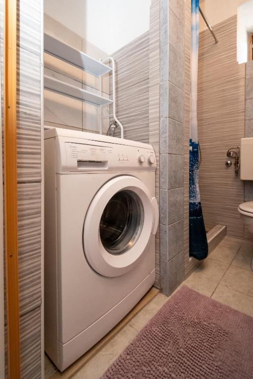 pralnia z pralką w łazience w obiekcie Apartment Preko 8179b w mieście Preko