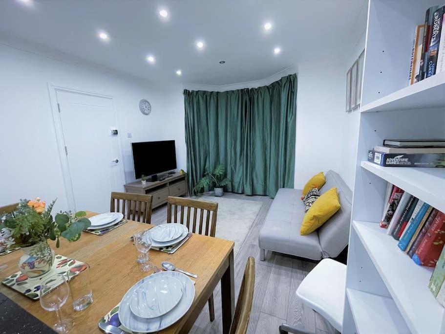 a living room with a table and a dining room at (ZONE 2) CONTEMPORARY 2 BED FLAT HEART OF LEWISHAM in London