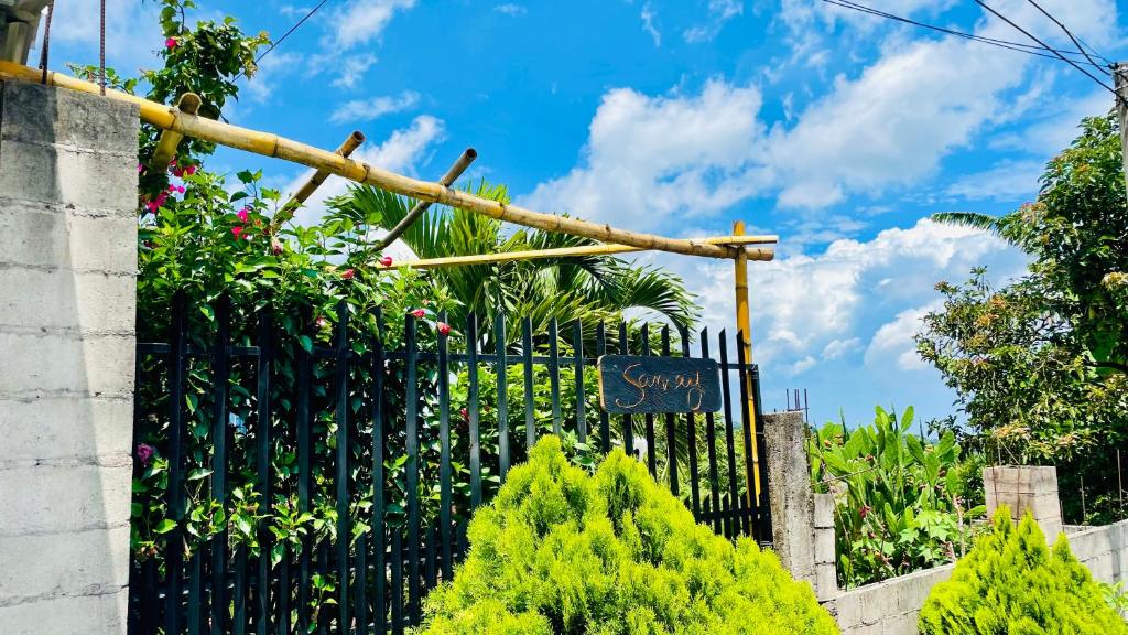 une clôture noire avec un panneau sur celle-ci dans l'établissement Samay Hostel, à Juayúa