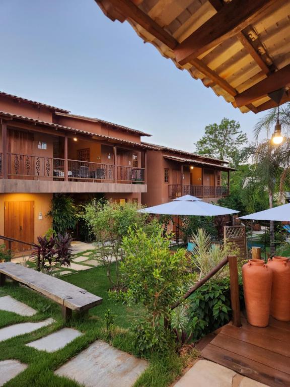 a view of the courtyard of a resort at Confraria da Prata Flats in Pirenópolis