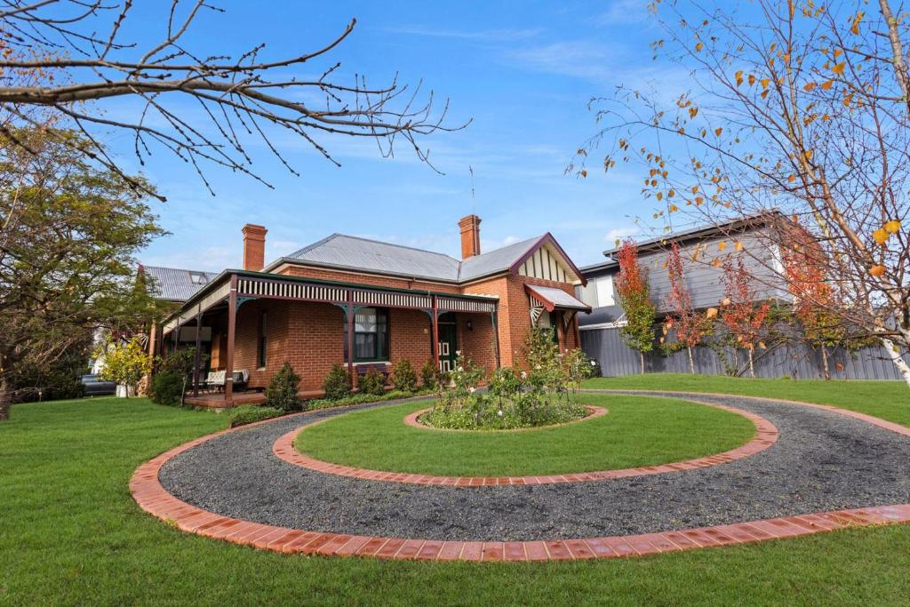 uma casa de tijolos com uma entrada circular em Noble View em Bairnsdale