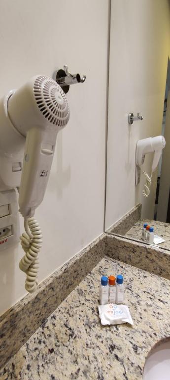 secador de pelo en la encimera del baño en Apartamento, Hotel Enjoy Park Resort, en Olímpia