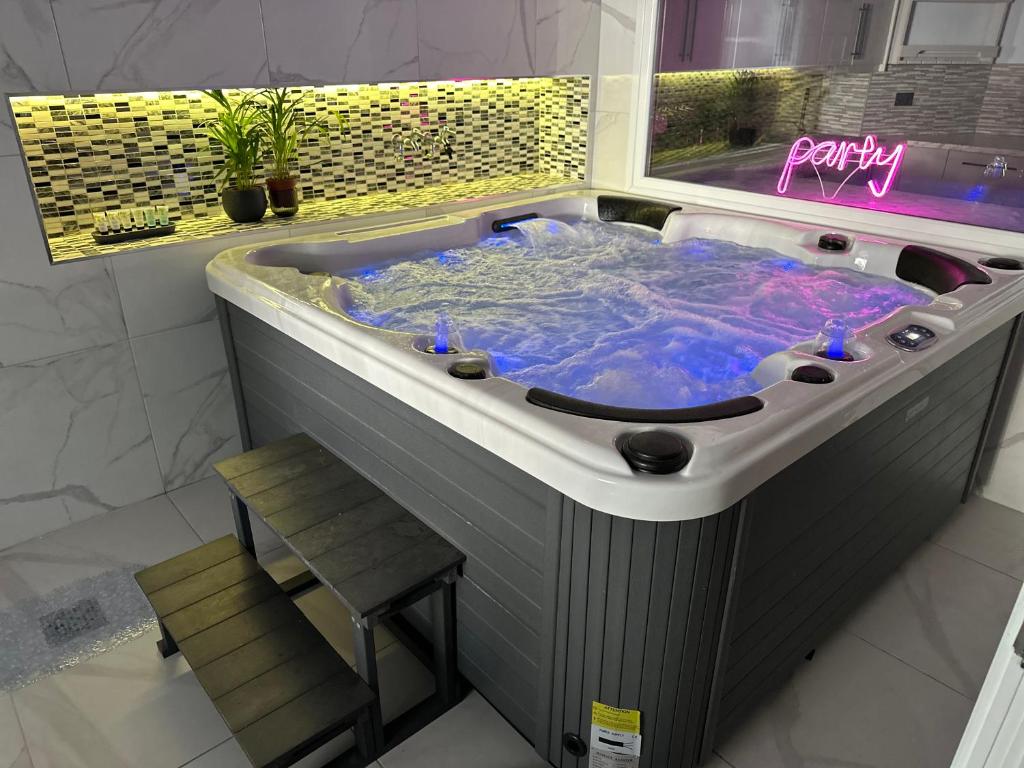 奧爾德伯里的住宿－Mara Boutique Apartaments，浴室内设有大型按摩浴缸。