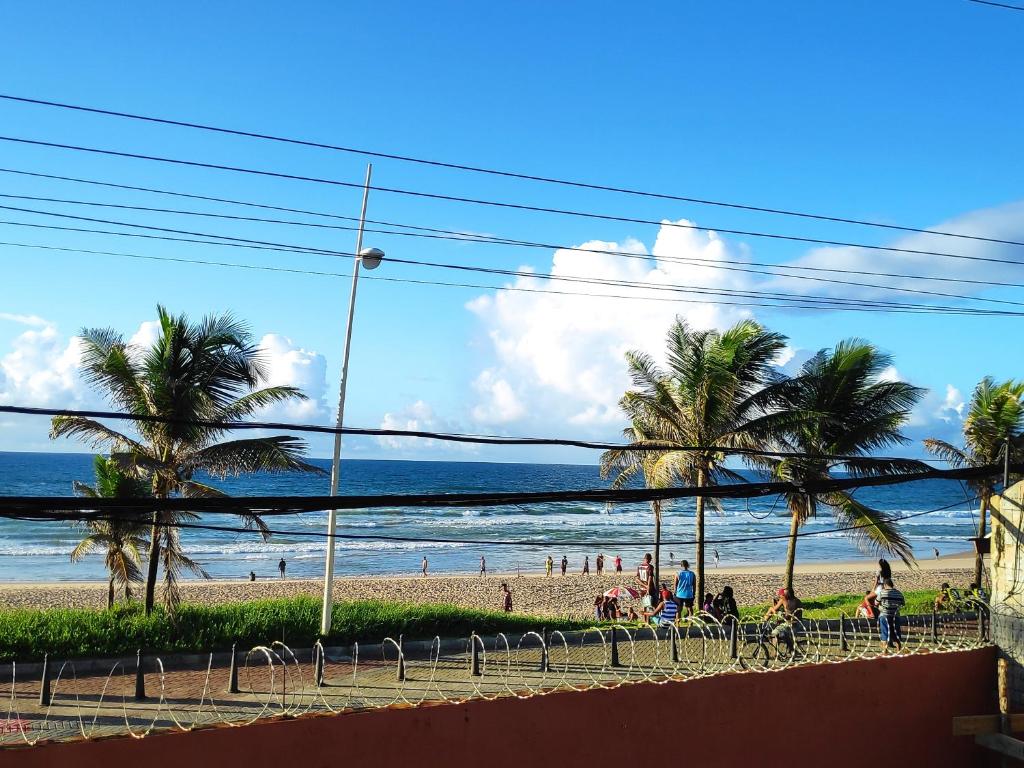 vistas a una playa con palmeras y al océano en Casa Beira-mar - Praia do Flamengo - Salvador - Bahia, en Salvador