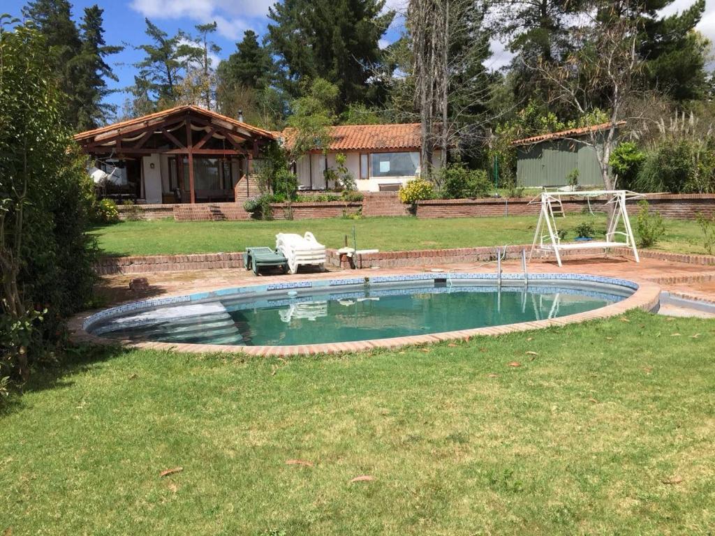 basen w ogrodzie domu w obiekcie Alojamiento La Puntilla Gran casa orilla Lago Rapel piscina ,jardines ,quincho ,terrazas,para 13 w mieście Las Cabras