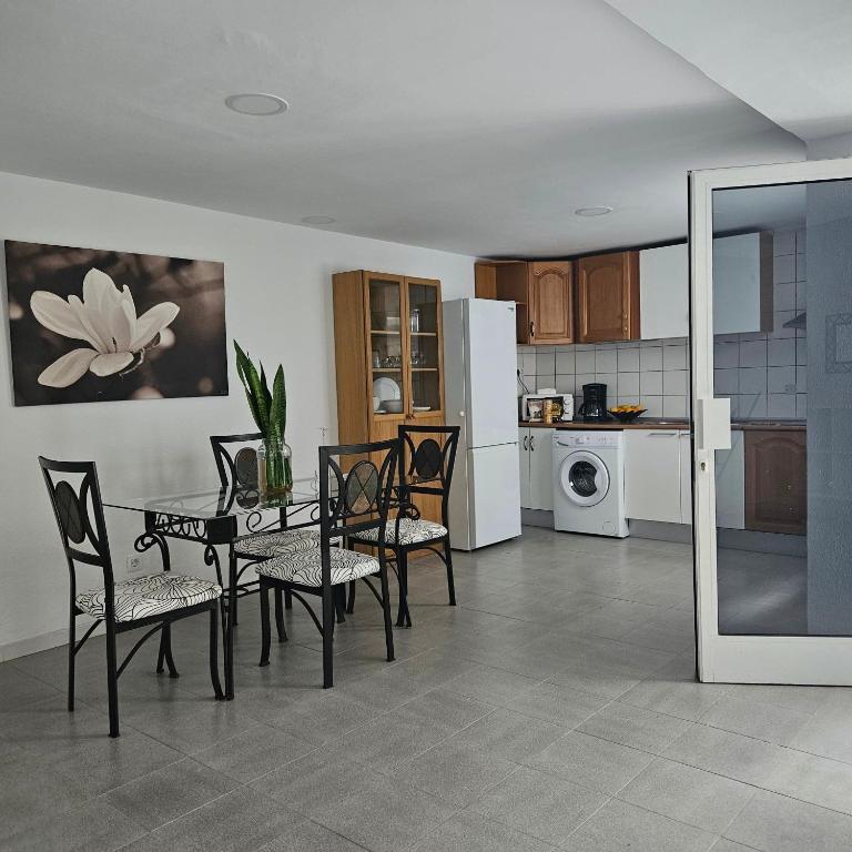a kitchen and dining room with a table and chairs at El Caramelito 3 in San Bartolomé
