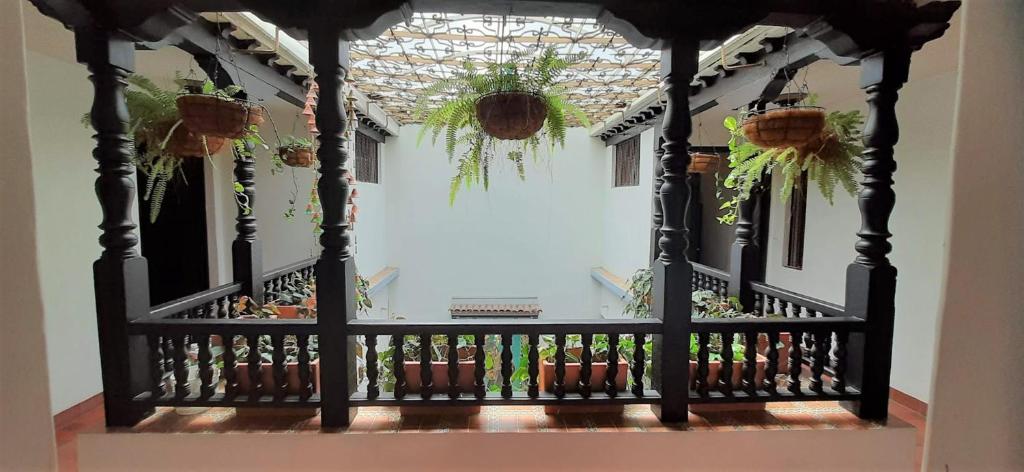 Villa del Prado في ميديلين: شرفة مع بوابة ونباتات الفخار