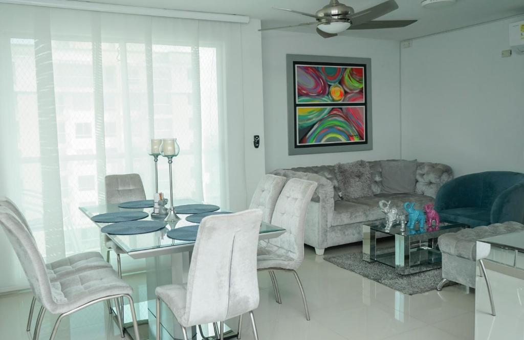 a living room with a couch and a table and chairs at Apartamento moderno y centrado en Barranquilla in Barranquilla
