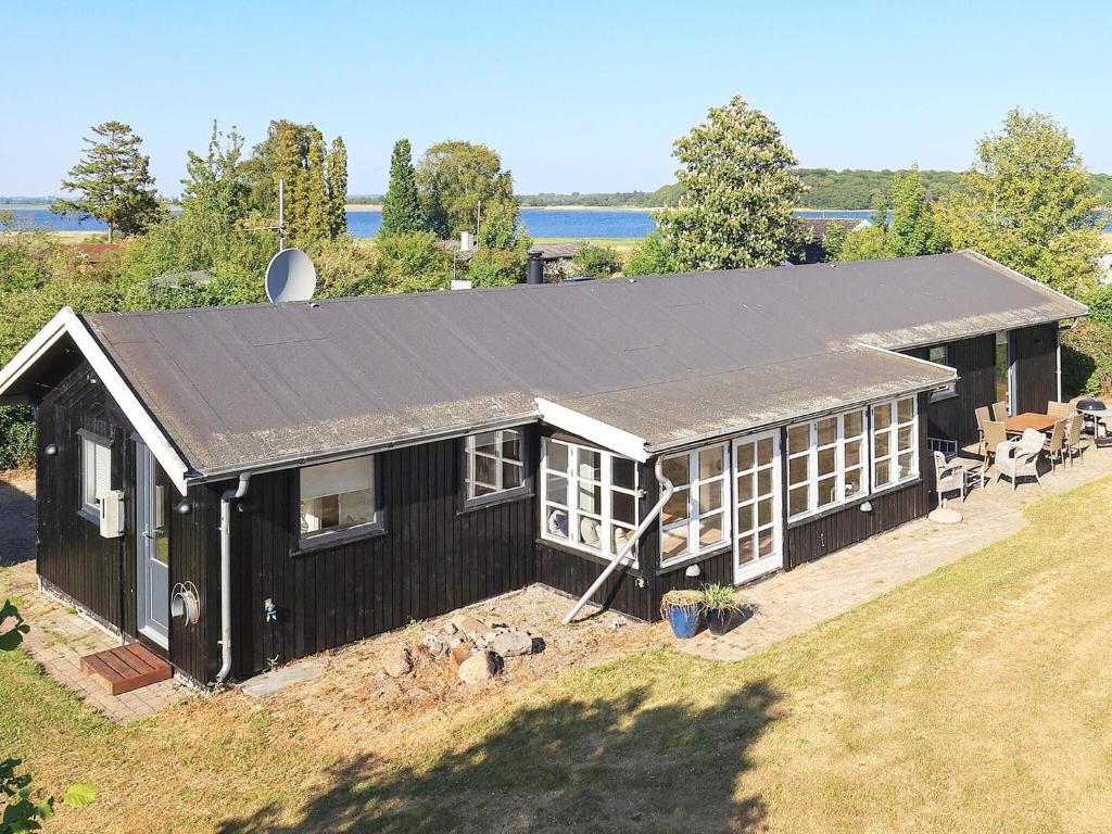 uma vista superior de uma casa negra num campo em Holiday home Karrebæksminde IX em Karrebæksminde