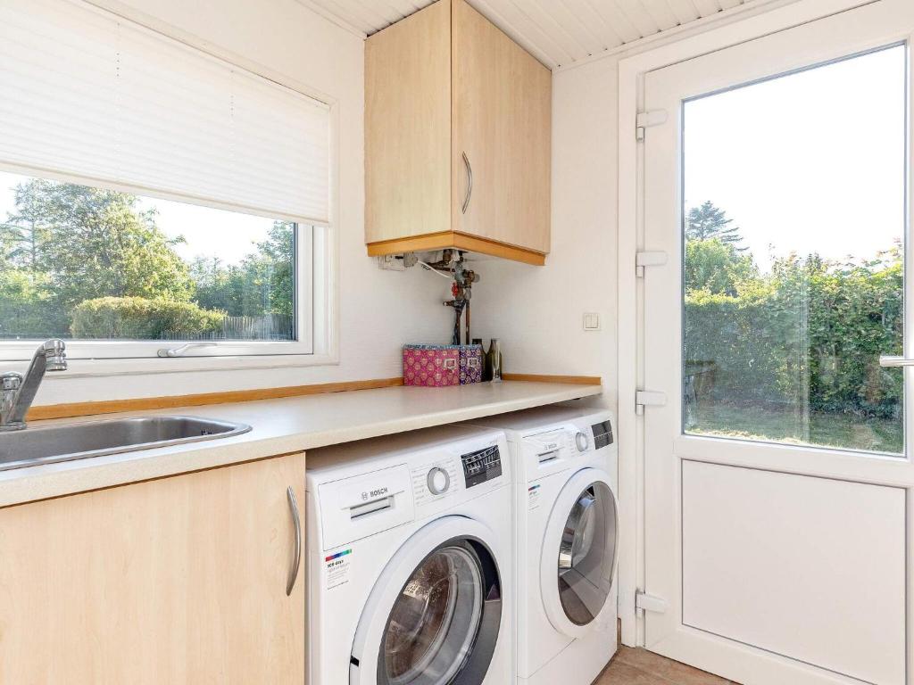 Kuchyň nebo kuchyňský kout v ubytování Holiday home Karrebæksminde IX