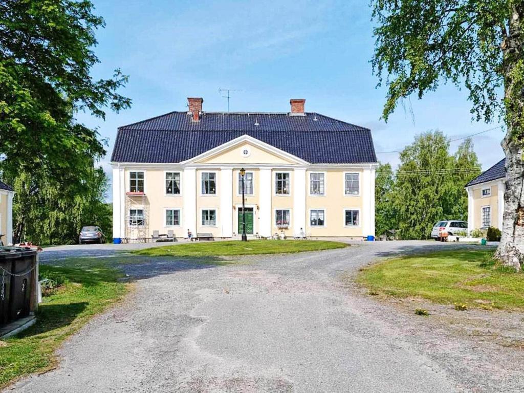 una gran casa blanca con techo negro en Holiday home Utansjö, en Utansjö