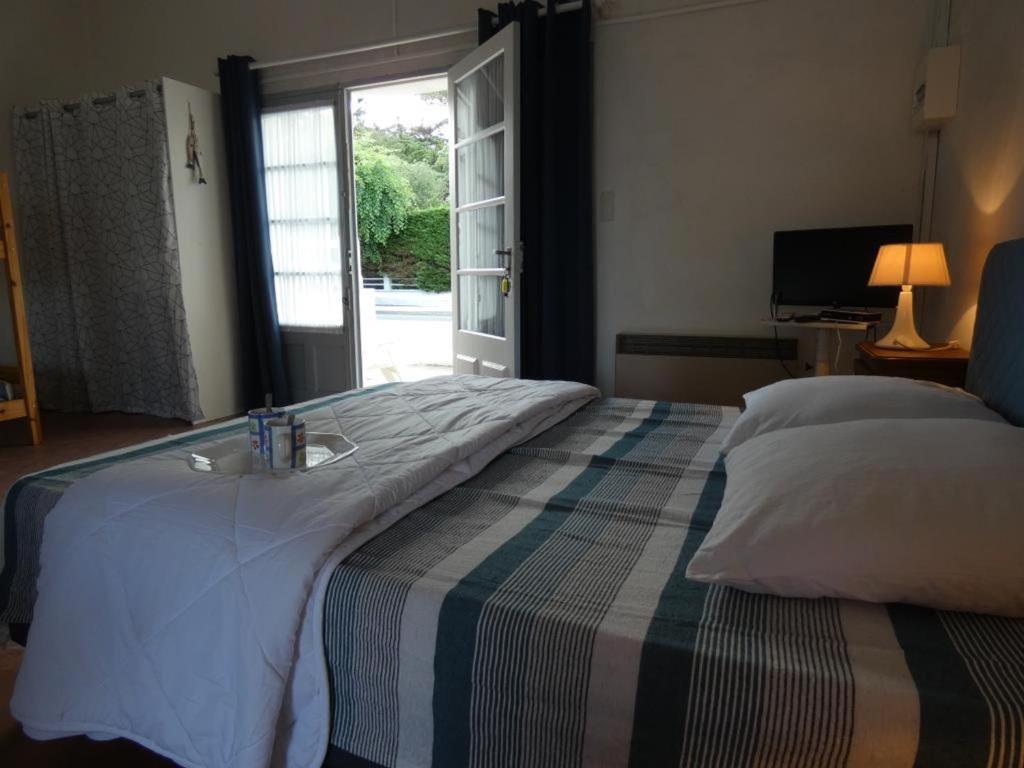 Posteľ alebo postele v izbe v ubytovaní Studio spacieux 200m plage, terrasse privative, animaux admis, proximité commerces - FR-1-540-178
