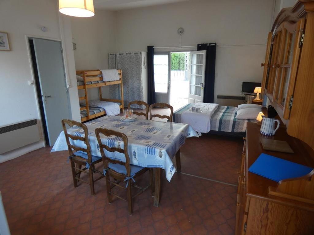 Kuchyňa alebo kuchynka v ubytovaní Studio spacieux 200m plage, terrasse privative, animaux admis, proximité commerces - FR-1-540-178